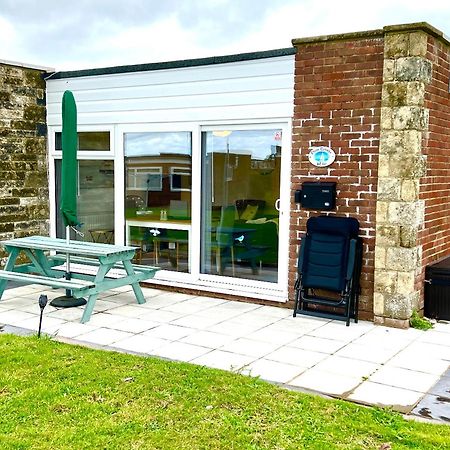 Chine Cottage Self-Catering Coastal Bungalow In Rural West Wight Freshwater Exterior foto