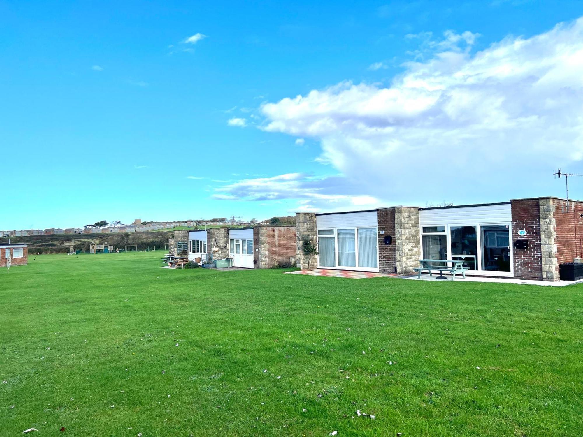Chine Cottage Self-Catering Coastal Bungalow In Rural West Wight Freshwater Exterior foto